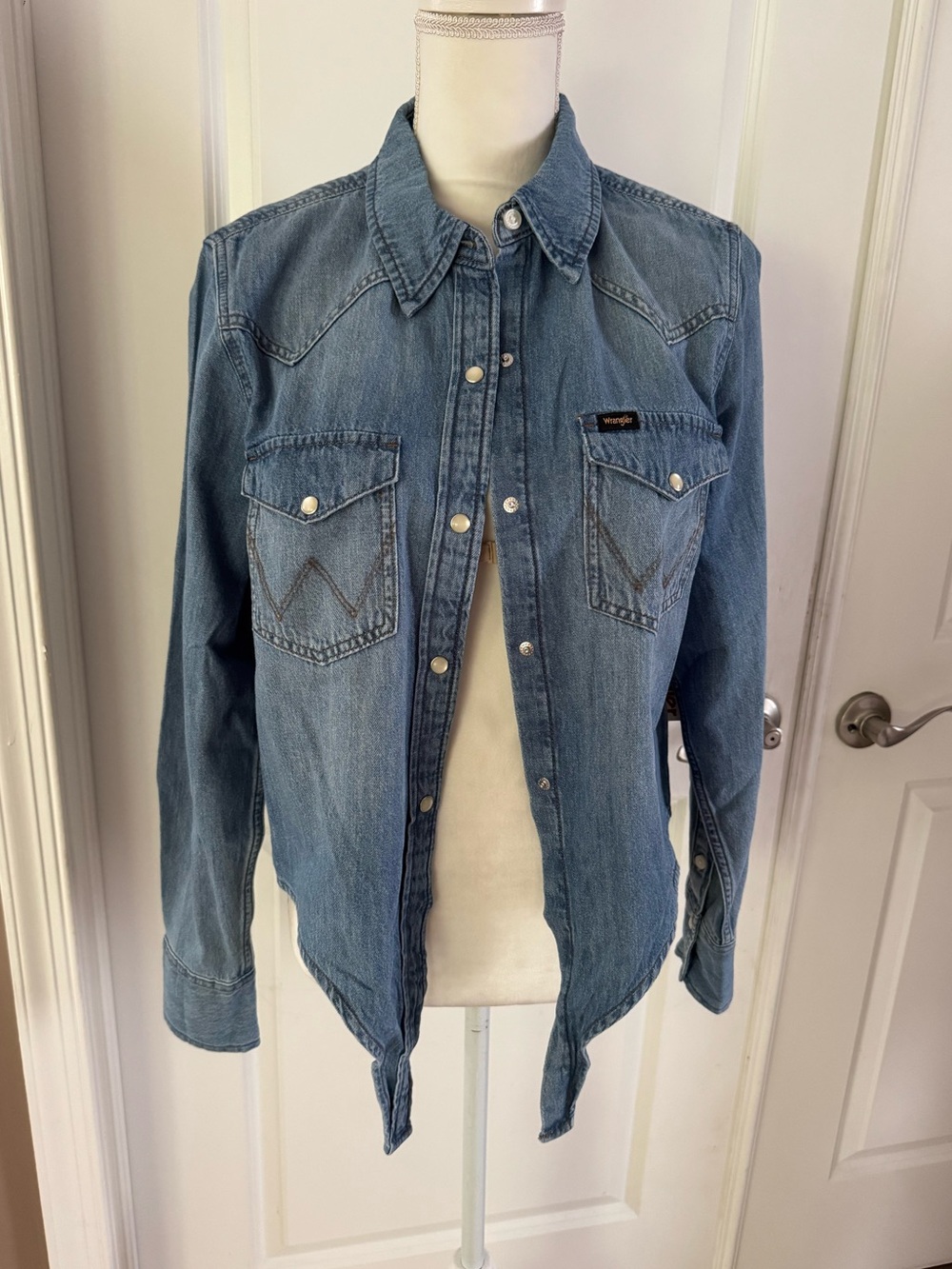 WRANGLER WOMEN'S TIE FRONT WESTERN SHIRT. Size L. MSRP $54.99 - Picture 4 of 17